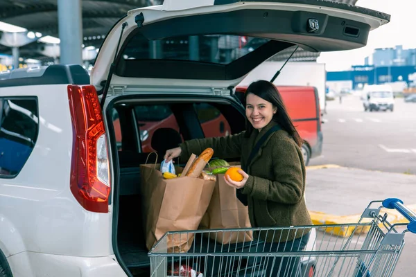 Usmívající Žena Dát Tašky Produkty Kufru Auta Potraviny Obchod Kopírovat — Stock fotografie