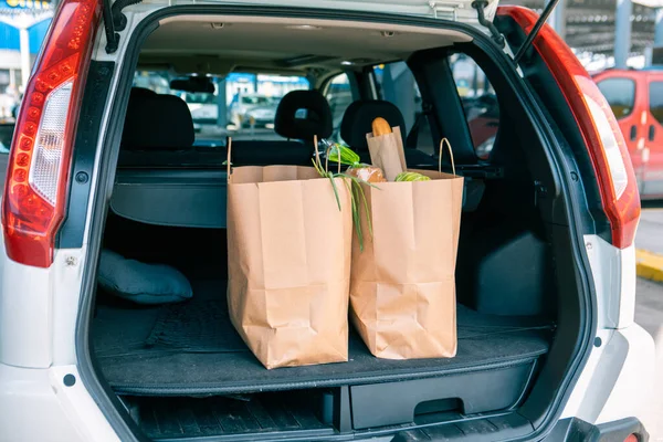 Sacos Com Produtos Espaço Cópia Tronco Carro — Fotografia de Stock