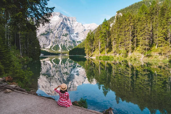 山の湖を見て藁帽子の赤い小屋のドレスの女性 夏休みだ 旅行のコンセプト — ストック写真