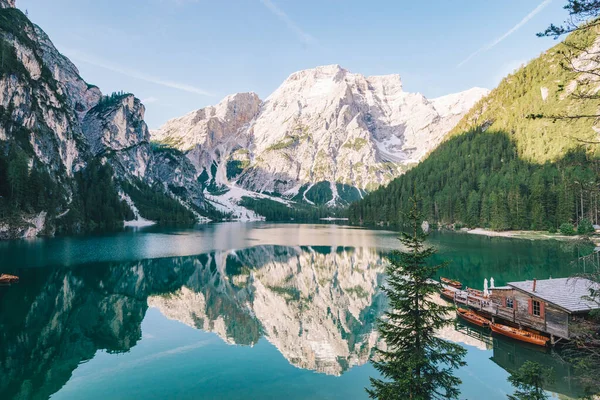 高山湖の木製ボートステーションのビューは 実用的な野人を育成します 北イタリア — ストック写真