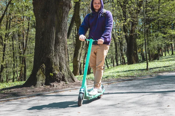 Férfi Elektromos Rúgás Robogó Városi Közlekedés Mosolygós Tavaszi Napsütéses Nap — Stock Fotó