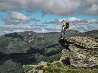 Dağlardaki genç yürüyüşçü. Yaz yürüyüşü yolu. Boşluğu kopyala.