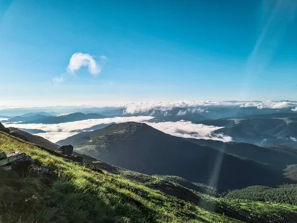 Vista Estiva Dalla Cima Della Montagna Cielo Blu Con Nuvole — Foto Stock