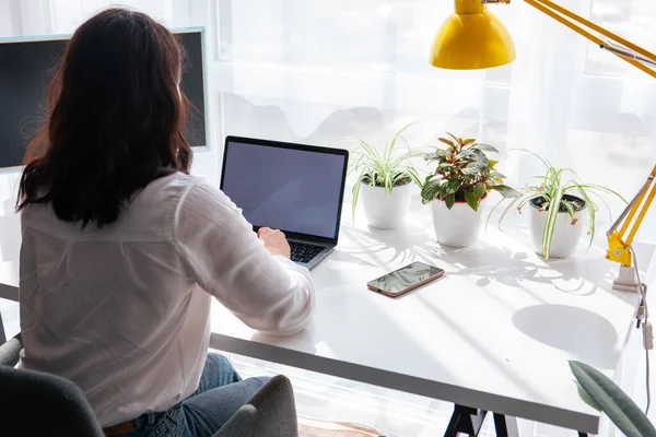 Freelancer Mulher Trabalhando Espaço Cópia Tela Branca Laptop Dia Ensolarado — Fotografia de Stock