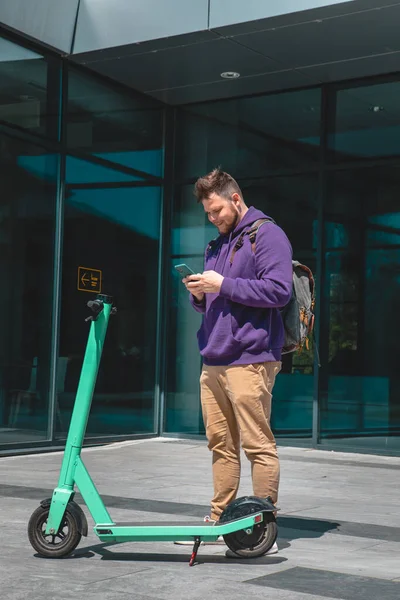 Junger Mann Fährt Elektro Tretroller Zum Bürogebäude Liste Meile Transport — Stockfoto