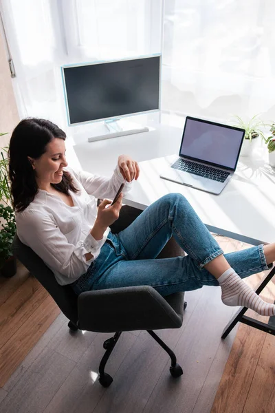 Mujer Freelancer Sentado Lugar Trabajo Navegar Por Internet Teléfono Copia —  Fotos de Stock