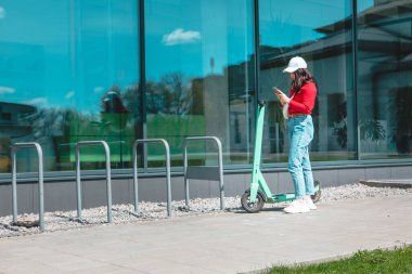 Elektrikli scooter kiralamak. Son mil şehir aktarım aracını kullanarak kopyalamak.