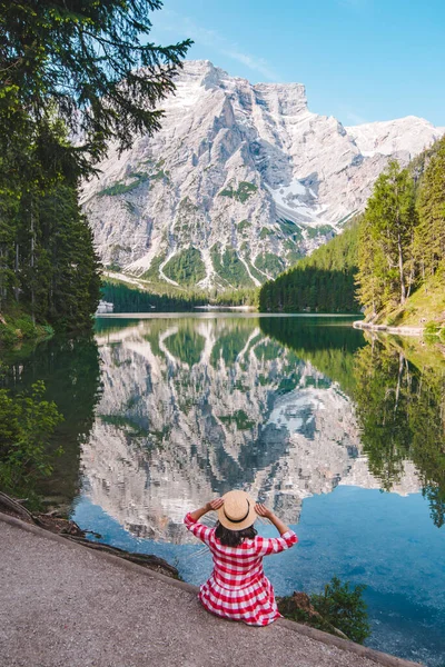 Žena Červených Kostkovaných Šatech Slamákem Při Pohledu Horské Jezero Letní — Stock fotografie