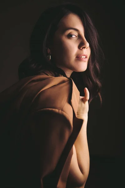 Estilo Sensual Retrato Mujer Joven Impresionante Chaqueta Marrón Estudio Luz — Foto de Stock