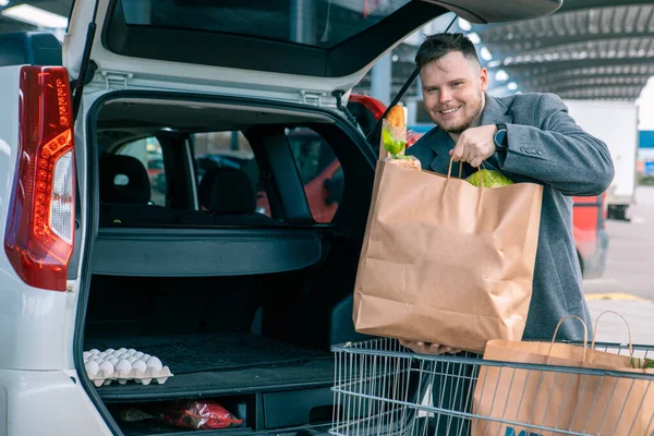 Homem Colocando Sacos Com Produto Espaço Cópia Tronco Carro — Fotografia de Stock