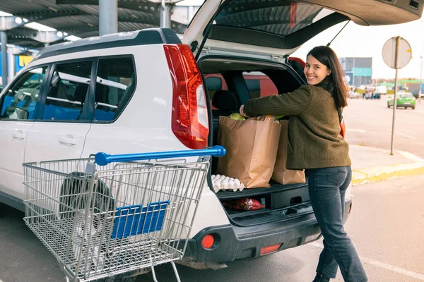 Mulher Sorrindo Colocar Sacos Com Produtos Porta Malas Carro Após — Fotografia de Stock