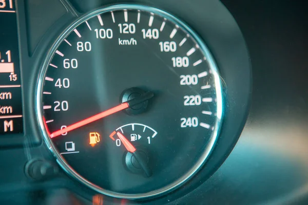 Tablero Instrumentos Del Coche Primer Plano Advertencia Combustible Bajo Primer —  Fotos de Stock