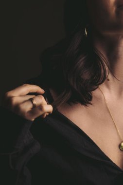 Siyah sütyenli kadının mahsul portresi.