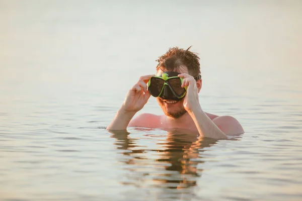 Man Med Snorkling Mask Vatten Solnedgången Närbild — Stockfoto