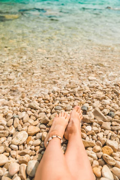 Kvinna Släpar Med Armband Promenader Vid Havet Stranden — Stockfoto