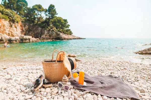 Deniz kıyısındaki kayalar yaz mevsiminde fotokopi çeker.