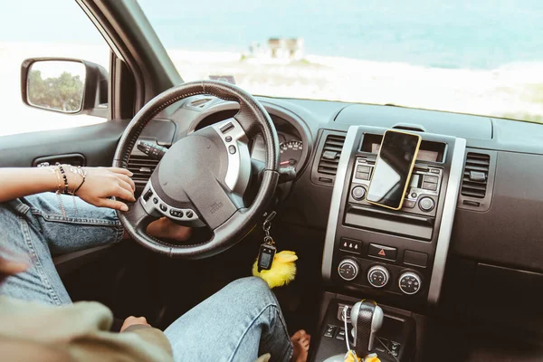 Frau Entspannt Auto Road Trip Sommerzeit Lenkrad — Stockfoto