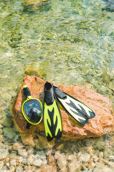 Snorkelen Masker Met Flippers Rots Zeewater Kopieerruimte — Stockfoto