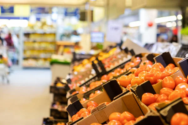 Estante Verduras Con Tomates Tienda Comestibles Espacio Copia — Foto de Stock