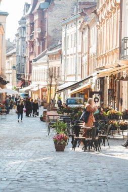 Açık kafenin boş masaları boşluğu kopyalar