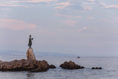 Hırvat yaz tatili turistik beldesindeki Opatija kentinde heykel
