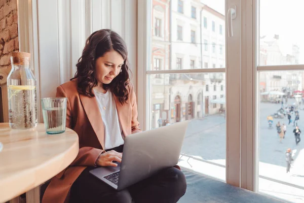 Donna Libera Professionista Sorridente Caffè Con Spazio Copia Computer Portatile — Foto Stock