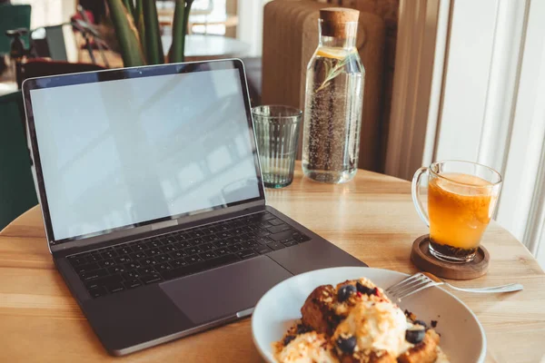 Ordinateur Portable Dans Café Sur Table Avec Écran Blanc Dans — Photo