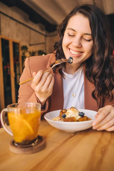 Smiling Beautiful Woman Cafe Eating Cake Ice Cream Blueberries Orange — Stock Photo, Image