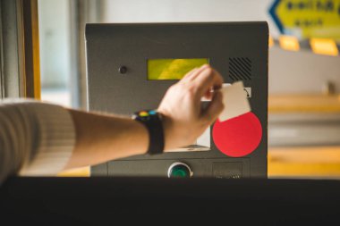 Adam yeraltı otoparkının önünde bilet alıyor. Kopya alanı.