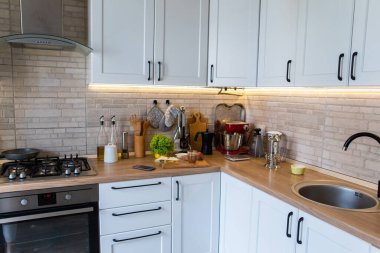 Boş mutfak, üzerinde sandviç ve kahve fincanı var.