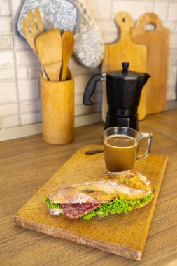 Sabah kahvaltısı sandviçi ve kahve kupası.