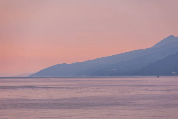 Закат Над Морской Бухтой Море Горами Копировальное Пространство — стоковое фото