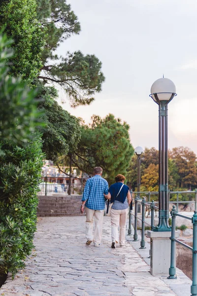 Opatija Hırvatistan Haziran 2019 Şehir Rıhtımında Yürüyen Yaşlı Çift — Stok fotoğraf