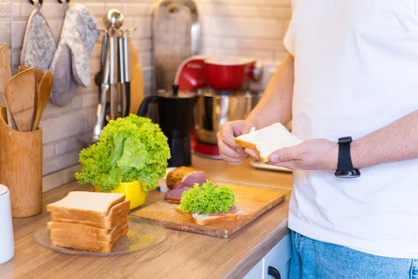 Hombre haciendo sándwich en la cocina — Foto de Stock