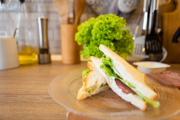Sandwich op een bord close-up — Stockfoto