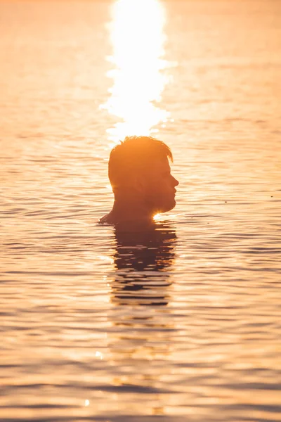 Ung Man Simmar Havet Vid Solnedgången Kopieringsutrymme — Stockfoto