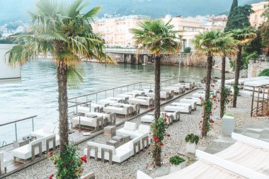 Şehir plajındaki boş restoran manzarası