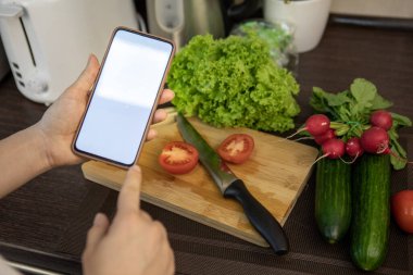 Telefonu beyaz ekran ile tutarken taze salata kopyalama alanı