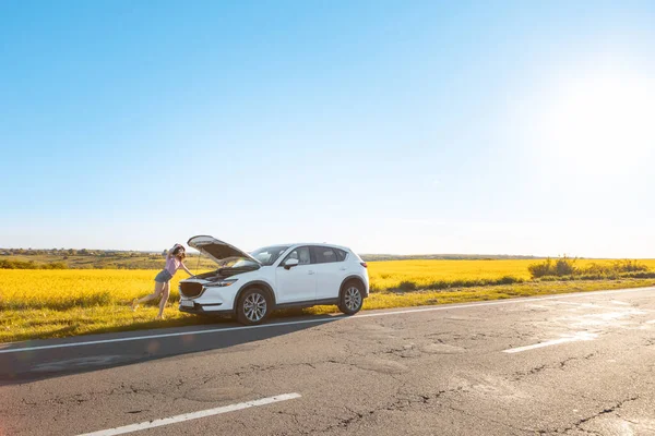 Frau Schaut Auf Auto Motor Rufen Pannenhelfer Versicherung — Stockfoto