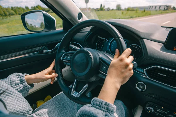 女性は顔のない道の旅から車を運転し — ストック写真