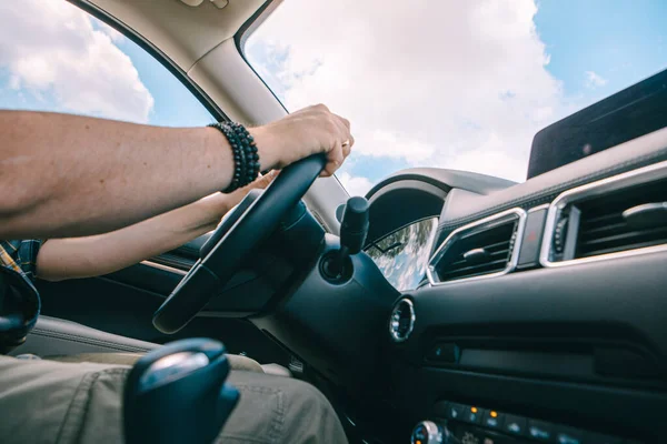 Homem Mãos Volante Dentro Vista Carro Viagem Dia Ensolarado — Fotografia de Stock