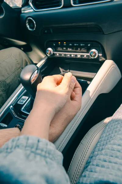 Couple Riding Car Holding Hands Cute Sweet Relationships Copy Space — Stock Photo, Image