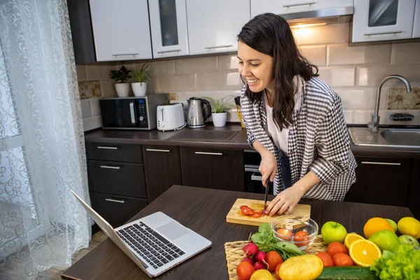 Mulher Cozinhar Verificando Receita Espaço Cópia Laptop — Fotografia de Stock