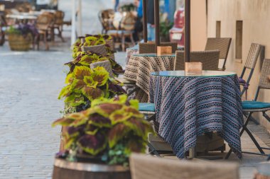 Açık kafenin boş masaları boşluğu kopyalar