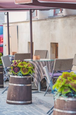 Açık kafenin boş masaları boşluğu kopyalar