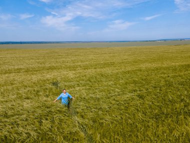 Gülümseyen kadın buğday tarlasında yürüyordu.