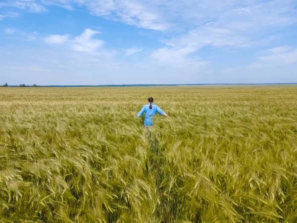 Gülümseyen kadın buğday tarlasında yürüyordu.