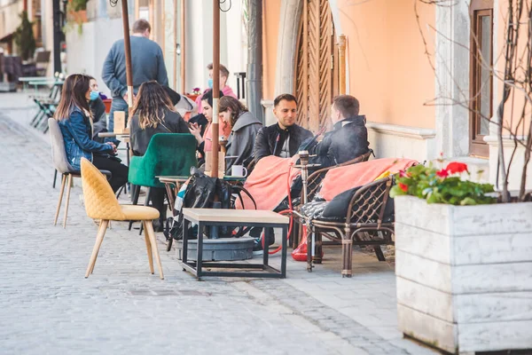 Lviv Ucrania Abril 2021 Personas Sentadas Aire Libre Café Copiar — Foto de Stock