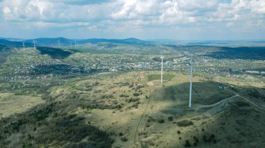 Rüzgar türbinleri yeşil yenilenebilir enerji gökyüzü bulutları