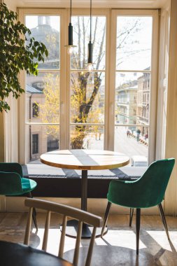 Pencerenin yakınındaki kafede boş tablo İçinin içindeki kopyalama alanı